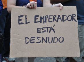 DESNUDANDO AL EMPERADOR