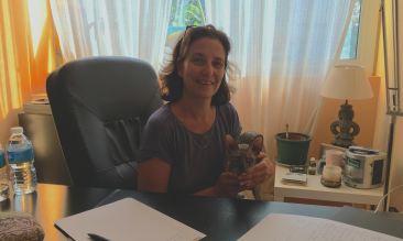 Cristina Fenoy en su consulta con la gata Nur